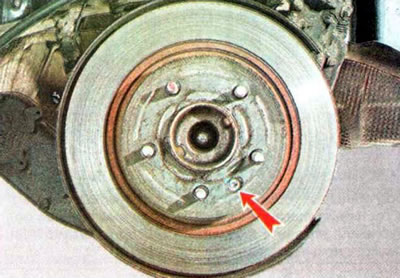 7. Користећи TORX T30 кључ, одврните завртањ за монтажу кочионог диска.