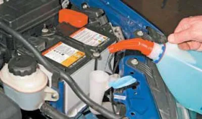 …open the filler cap of the tank.
