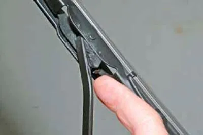 Be careful when removing the wipers: the spring may cause the lever to drop sharply onto the glass…