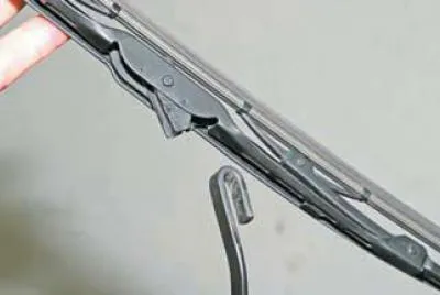 We move the brush from the lever hook so that the brush retainer comes out of the hook..