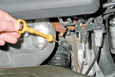 Ellenőrizzük az olajszintet az olajteknőben vízszintes felületen, miközben a motor nem jár. Ha a…