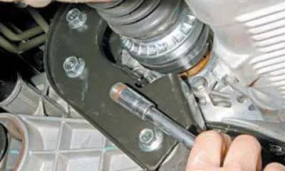 Folosind o priză de 13 mm, deșurubați dopul orificiului de inspecție din carcasa cutiei de viteze..