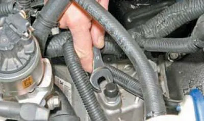Pentru a adăuga ulei de sus, în compartimentul motor..