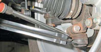 Для проверки исправности шаровых опор вставляем мощную отвертку между рычагом подвески и поворотным…