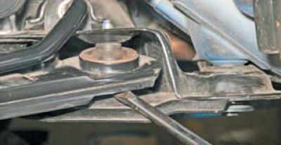 Проверяем состояние задних сайлентблоков рычагов передней подвески.