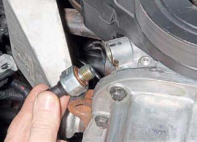 Датчик масла ланос 1.5 где находится Removing the low oil pressure sensor (Chevrolet Lacetti 1 2002-2009: Power unit: