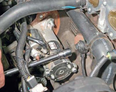 Где находится датчик детонации на шевроле Removing the knock sensor (Chevrolet Lacetti 1 2002-2009: Power unit: Control sy