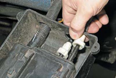 Где находится клапан адсорбера шевроле лачетти Removal of an adsorber of system of catching of vapors of fuel (Chevrolet Lacett