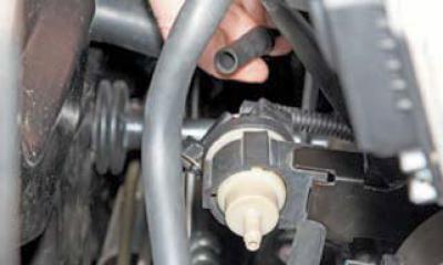 Клапан адсорбера шевроле круз 1.8 где находится Removing the canister purge valve (Chevrolet Lacetti 1 2002-2009: Power unit: Su