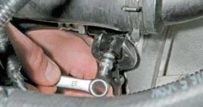 Îndepărtați capacul de protecție de la niplul de purjare a acționării hidraulice a ambreiajului.