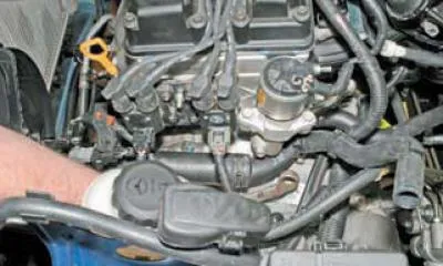 …iar șurubul 3, care fixează, de asemenea, suportul cablajului, este deșurubat cu un cap de 19 mm.