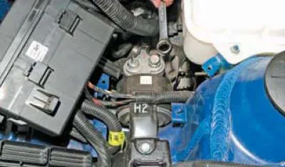 După ce am deșurubat piulițele și șurubul care fixează baza blocului de fixare a siguranței și…