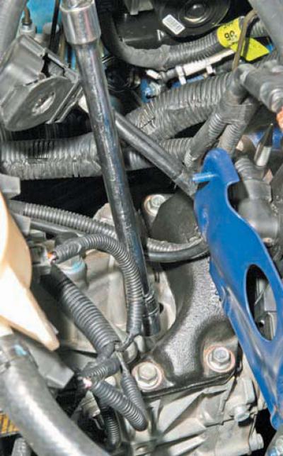 Removing the assembly of the working cylinder of the hydraulic drive and the clu