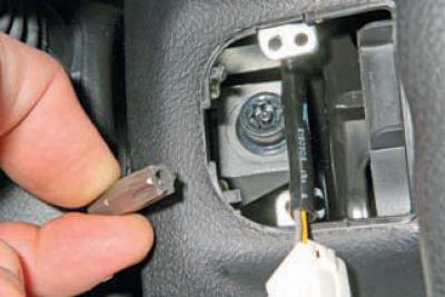 Как снять подушку лачетти Scoaterea volanului (Chevrolet Lacetti 1 2002-2009: Şasiu: Sistemul de directie)