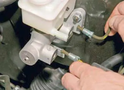 Folosind o cheie specială de 10 mm pentru fitingurile pentru țevi de frână, deșurubați fitingurile…