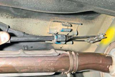 Вынимаем трос из направляющей трубки щита тормозного механизма.