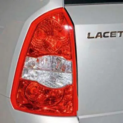 lumina din spate a unei mașini hatchback