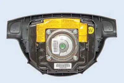 Mașina este echipată cu airbag-uri pentru șofer și pasagerul din față. Airbag-ul șoferului este…