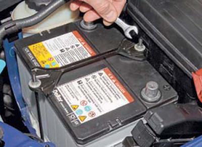 Как снять аккумулятор с шевроле Removing the battery (Chevrolet Lacetti 1 2002-2009: Electrical equipment: Engin