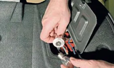 Okrećući ga u smjeru suprotnom od kazaljke na satu, izvadimo utičnicu sa žaruljom za vožnju unatrag…