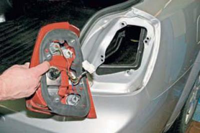 Как поменять лампочку на лачетти Replacing the lamps in the rear light, removing the light (Chevrolet Lacetti 1 2