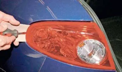 i pomoću Phillips odvijača odvrnite dva vijka koji pričvršćuju svjetlo.