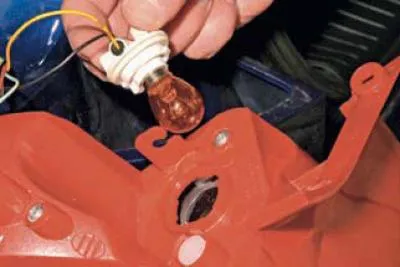 i uklanjamo montažne igle svjetla iz plastičnih čahura na tijelu.