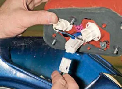 Nakon uklanjanja svjetla, pomoću odvijača pritisnite držač utičnice