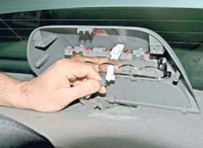 U unutrašnjosti automobila pomoću odvijača uklanjamo dodatne signalne kopče s presvlake stražnje…