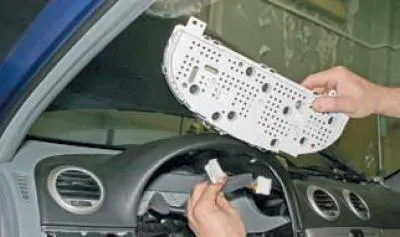 és két önmetsző csavar az alsó rögzítéshez.