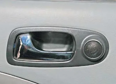 Button 1 for locking/unlocking the central lock and button 2 for unlocking the electric trunk lock