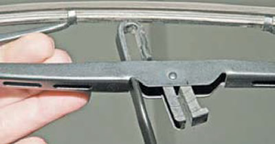 Как снять дворник на шевроле Replacing the windshield wiper blades (Chevrolet Lanos T150 2002-2009: General i