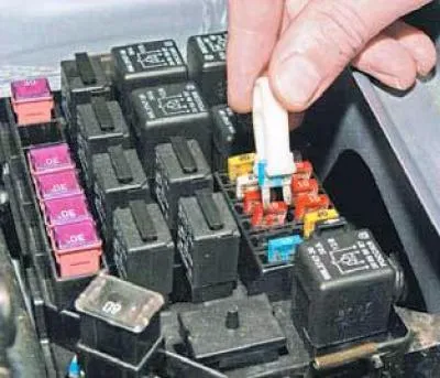 Neispravni osigurač zamijenimo novim, prethodno provjerivši postoji li kratki spoj na desnom (u…