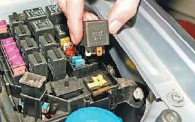 ...uklanjamo ga s montažnog bloka i zamjenjujemo s poznatim ispravnim tipom 906.3747-30.