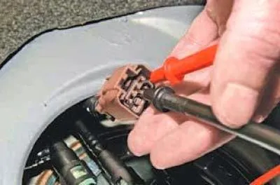 Mjerimo napon između priključaka smeđe žice s bijelom prugom (napajanje «+» za pumpu) i susjedne…