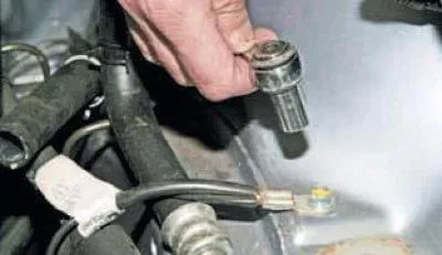 Egy 10 mm-es dugaszolófej segítségével csavarja ki a motor kábelköteg földelővezetékének végét…