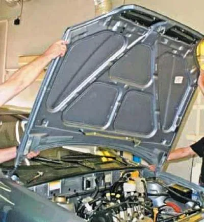 …levesszük a motorháztetőt.