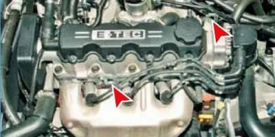 A motor két szemmel van felszerelve az emelőszerkezet láncának rögzítésére.