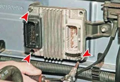 Ключом Torx T-25 отворачиваем три винта крепления блока к кронштейну&hellip;