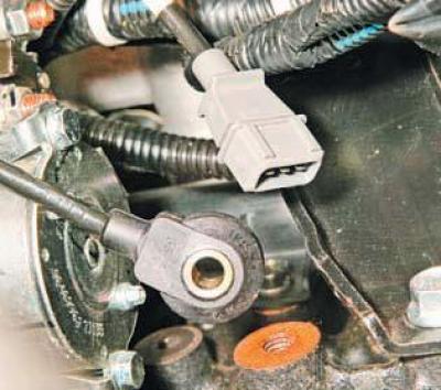 Датчики ланос 1.5 где находится Removing the knock sensor (Chevrolet Lanos T150 2002-2009: Power unit: Control s