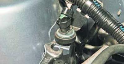 Где находится датчик неровных дорог Removing the Rough Road Sensor (Chevrolet Lanos T150 2002-2009: Power unit: Cont