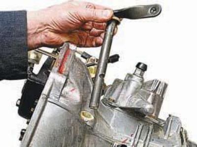 Как снять коробку на ланосе Removing the clutch release mechanism (Chevrolet Lanos T150 2002-2009: Transmiss