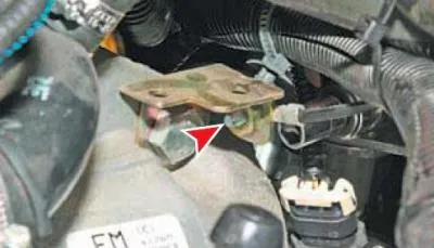Koristeći utičnicu od 10 mm, odvrnite vijak koji pričvršćuje vrh žice za uzemljenje.