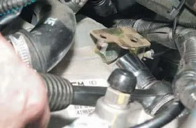 Koristeći utičnicu od 19 mm, odvrnite vijak koji pričvršćuje nosač i kućište mjenjača na blok…