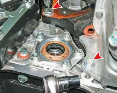 Pomoću utičnice od 14 mm odvrnite vijak koji pričvršćuje kućište mjenjača na karter motora i pomoću…