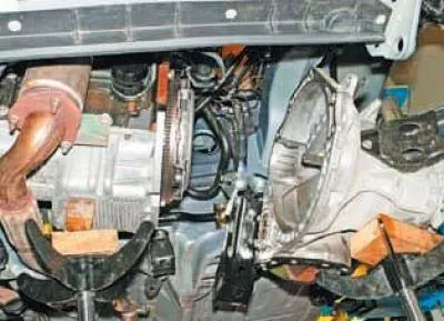 Odmaknemo mjenjač od motora i skinemo ga zajedno s lijevim nosačem.