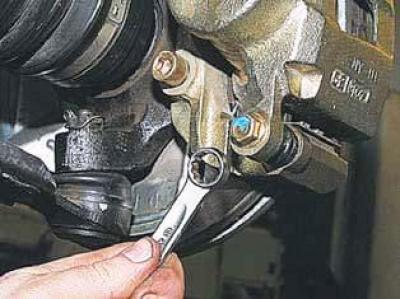 Как поменять передние колодки на дэу нексия Replacing the brake pads of the front wheels (Chevrolet Lanos T150 2002-2009: Ch