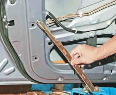 Как снять переднее стекло ланос Removing the front door glass (Chevrolet Lanos T150 2002-2009: Body: Repair of b