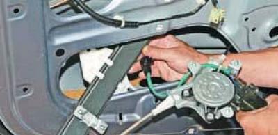 Mechanizmus elektrického otvárania okien odstránime cez technologický otvor vo vnútornej výplni…