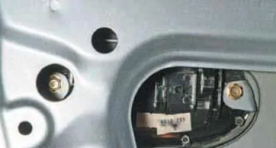 Egy 10 mm-es, hosszabbítós aljzattal csavarja ki a külső fogantyút rögzítő két csavart…